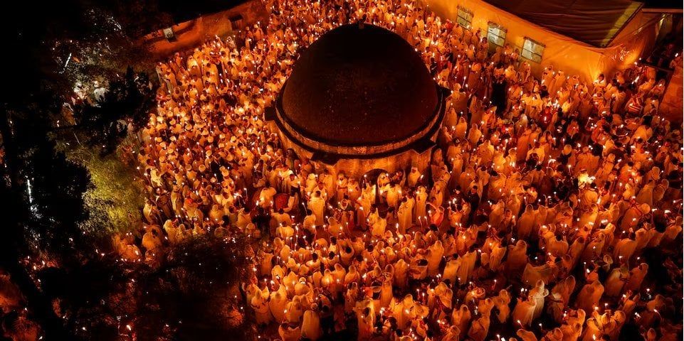 Після сходження благодатного вогню християни поширюють вогонь свічками та спеціальними лампами по всьому світу.