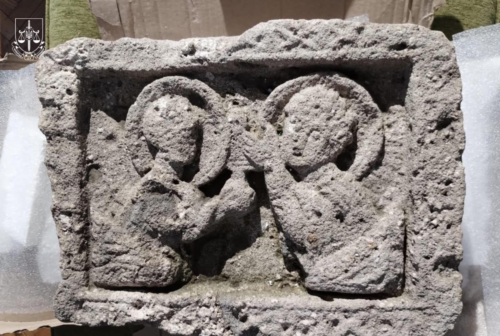 Врятовано вирізьблену кам’яну плиту ХІІ-ХІІІ ст. із зображенням двох ангелів.