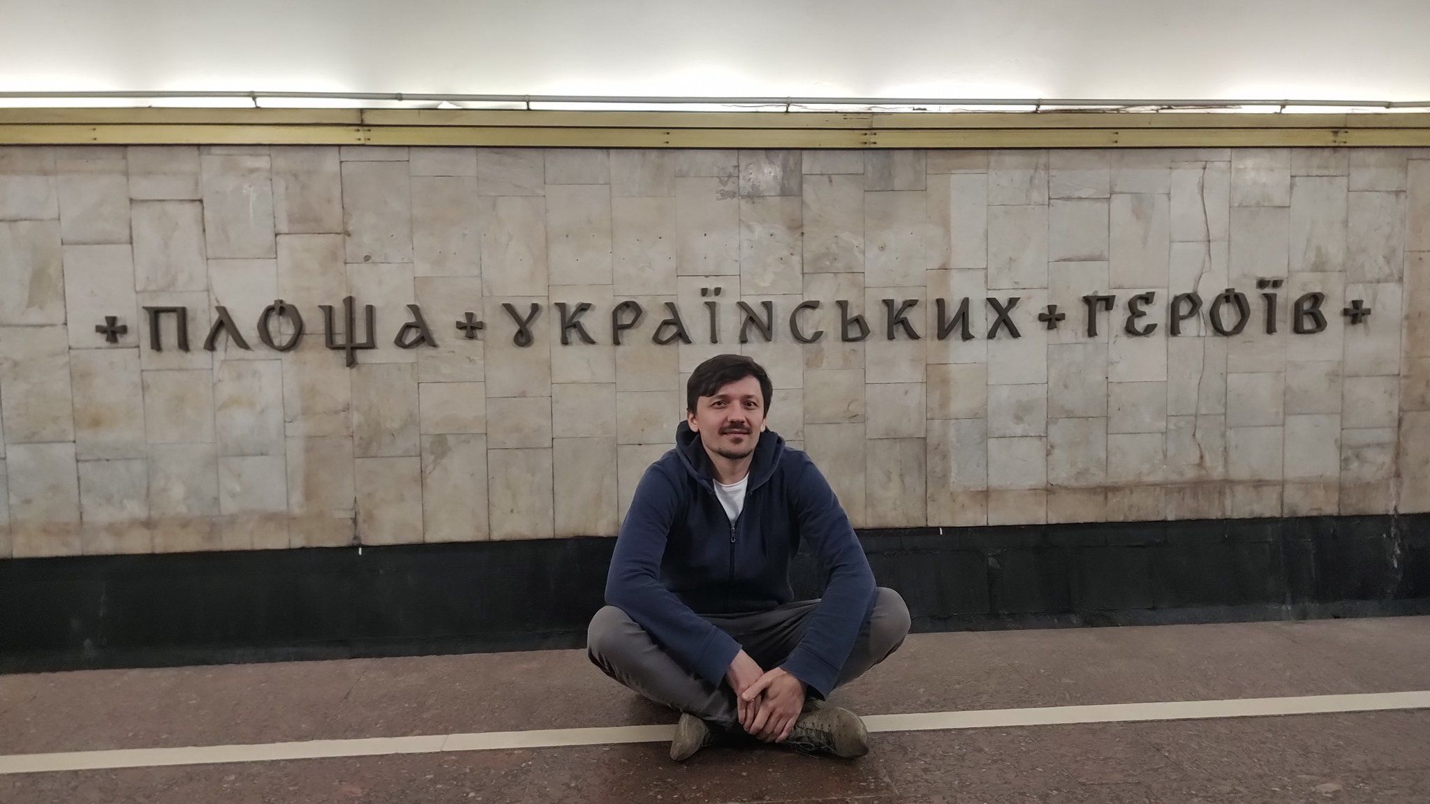 Площа Українських Героїв у Києві: на станції метро встановили нові літери, фото